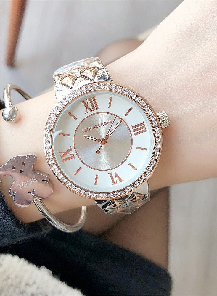 ام كي ساعة MK Michael Kors للنساء باللون الذهبي الوردي مع إطار مرصع بالكريستال وأرقام رومانية - Image 2